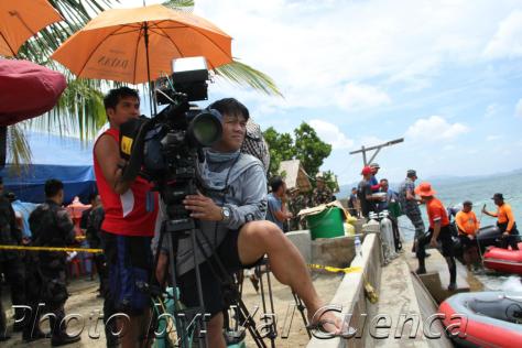 ABS-CBN cameraman Val Cuenca monitoring the coast of Masbate for Jesse Robredo's search operation (Shot c/o Val Cuenca)
